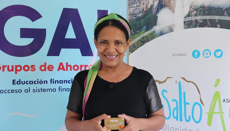 Yackeline Villalobos, participante de grupo de ahorro local en Riohacha, muestra la tarjeta Movii.